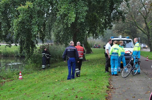 Hulpdiensten rukken massaal uit voor mogelijk persoon te water aan de Burg. Smeelelaan Waalwijk