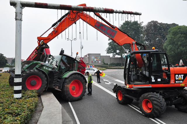 Tractor met aanhanger zand strandt in berm aan de Hertog Janstraat Waalwijk