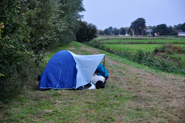 Tom Narski slaapt in tentje om vermiste hond Ona terug te vinden langs snelweg A59 (Maasroute) Waalwijk