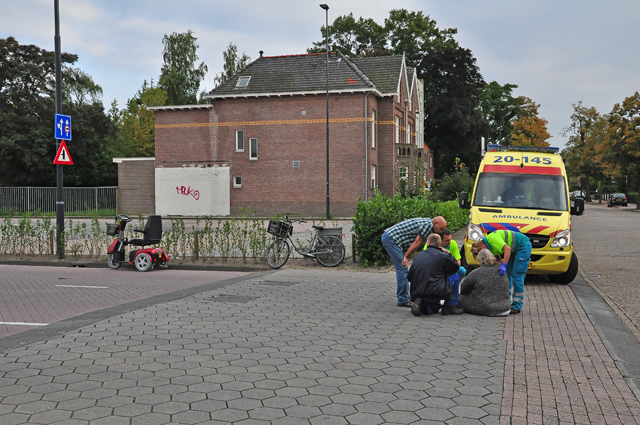 Automobilist snijdt vrouw af in scootmobiel aan de Meester van Coothstraat Waalwijk