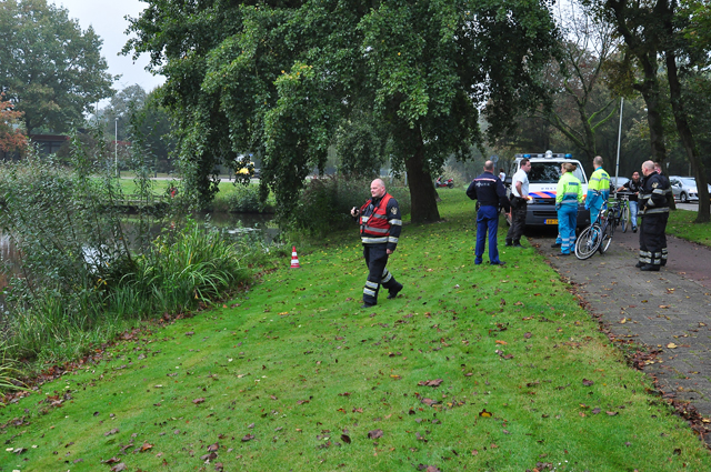 Hulpdiensten rukken massaal uit voor mogelijk persoon te water aan de Burg. Smeelelaan Waalwijk