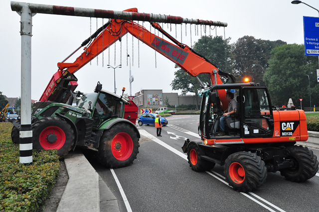 Tractor met aanhanger zand strandt in berm aan de Hertog Janstraat Waalwijk