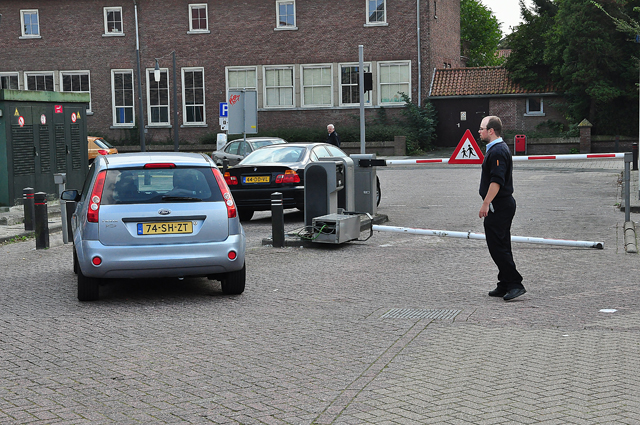 Oeps foutje: Vrouw rijdt slagboom compleet de grond uit aan het Unnaplein Waalwijk