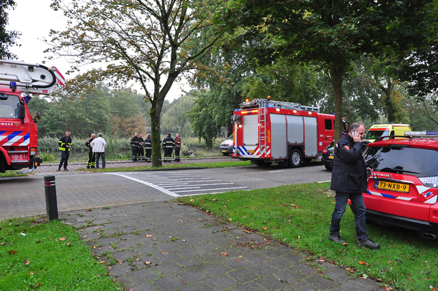 Hulpdiensten rukken massaal uit voor mogelijk persoon te water aan de Burg. Smeelelaan Waalwijk