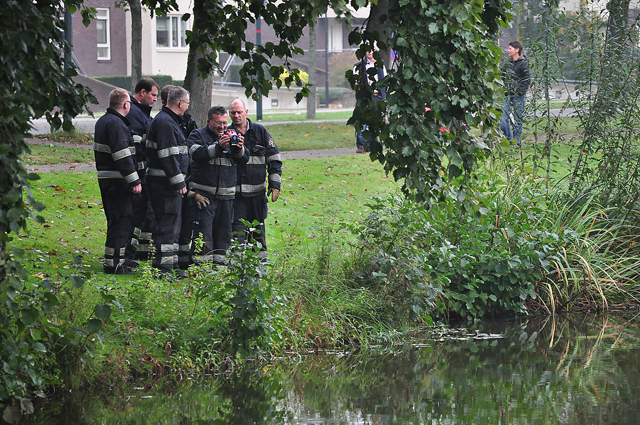 Hulpdiensten rukken massaal uit voor mogelijk persoon te water aan de Burg. Smeelelaan Waalwijk