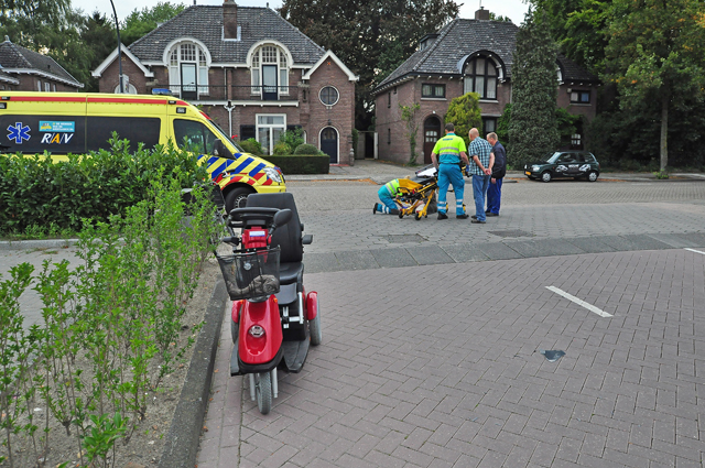 Automobilist snijdt vrouw af in scootmobiel aan de Meester van Coothstraat Waalwijk