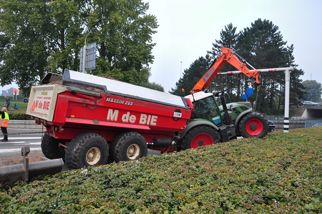 Tractor met aanhanger zand strandt in berm aan de Hertog Janstraat Waalwijk