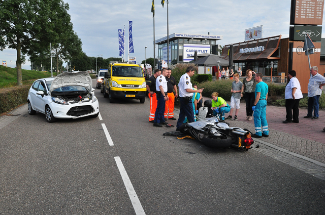 Motorrijder komt frontaal in botsing met auto aan de Van Andelstraat Waalwijk