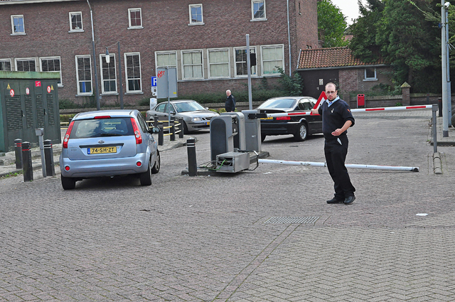 Oeps foutje: Vrouw rijdt slagboom compleet de grond uit aan het Unnaplein Waalwijk