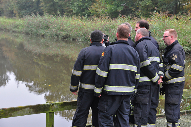 Hulpdiensten rukken massaal uit voor mogelijk persoon te water aan de Burg. Smeelelaan Waalwijk