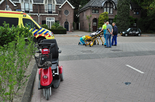 Automobilist snijdt vrouw af in scootmobiel aan de Meester van Coothstraat Waalwijk