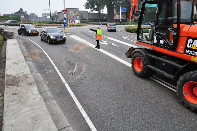 Tractor met aanhanger zand strandt in berm aan de Hertog Janstraat Waalwijk