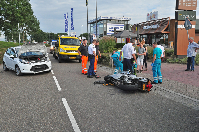 Motorrijder komt frontaal in botsing met auto aan de Van Andelstraat Waalwijk