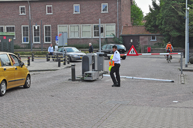 Oeps foutje: Vrouw rijdt slagboom compleet de grond uit aan het Unnaplein Waalwijk