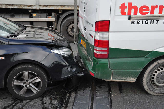 Aanrijding tussen 4 auto’s op de Midden-Brabantweg Waalwijk