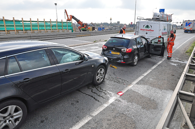 Aanrijding tussen 4 auto’s op de Midden-Brabantweg Waalwijk