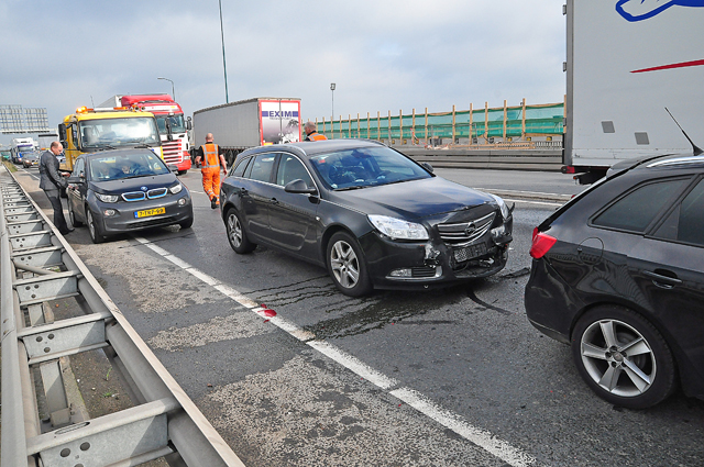 Aanrijding tussen 4 auto’s op de Midden-Brabantweg Waalwijk