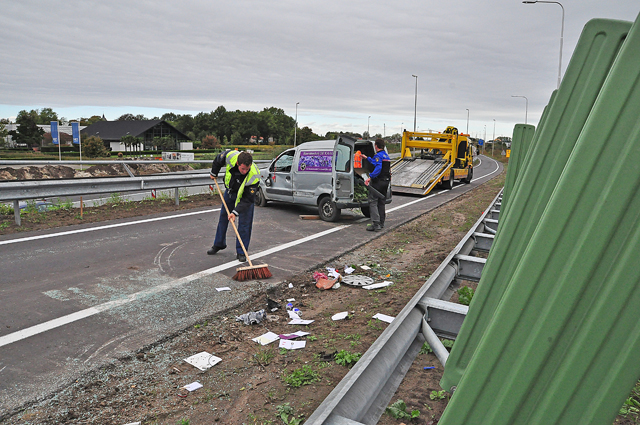 Bestuurder ramt vangrail op de Midden-Brabantweg Waalwijk