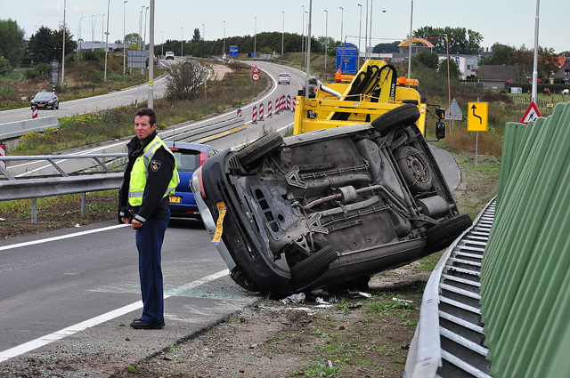 Bestuurder ramt vangrail op de Midden-Brabantweg Waalwijk