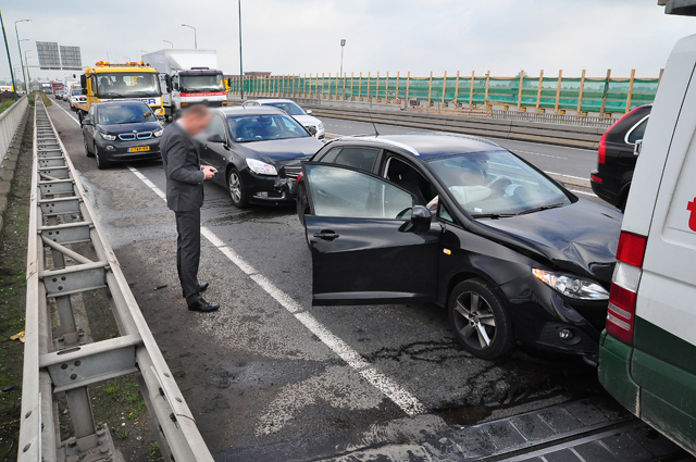 Aanrijding tussen 4 auto’s op de Midden-Brabantweg Waalwijk