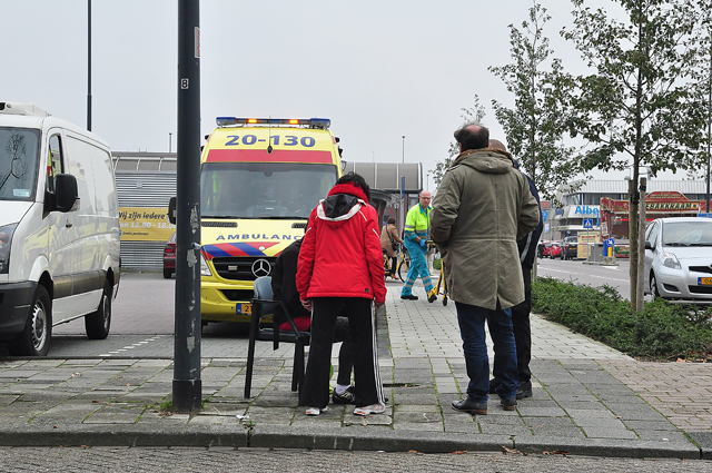 Vrouw raakt gewond na aanrijding met auto aan de Meester van Coothstraat Waalwijk