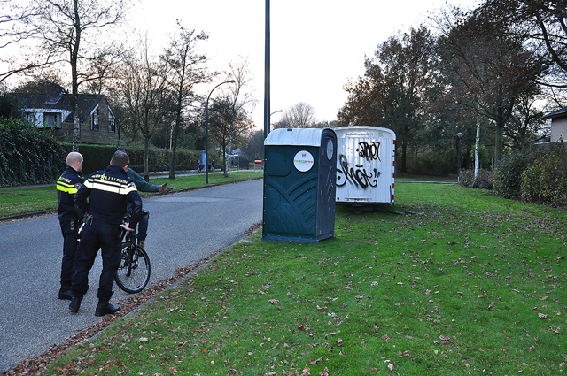 Vandalen gooien vuurwerk in Dixi wc aan de Kempenlandlaan Waalwijk