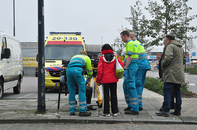 Vrouw raakt gewond na aanrijding met auto aan de Meester van Coothstraat Waalwijk