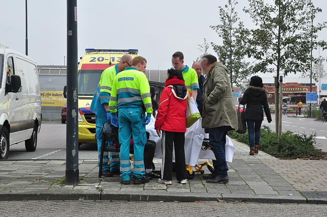 Vrouw raakt gewond na aanrijding met auto aan de Meester van Coothstraat Waalwijk