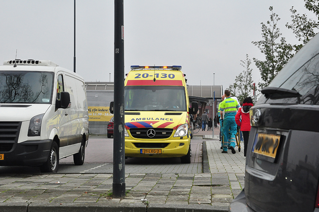 Vrouw raakt gewond na aanrijding met auto aan de Meester van Coothstraat Waalwijk