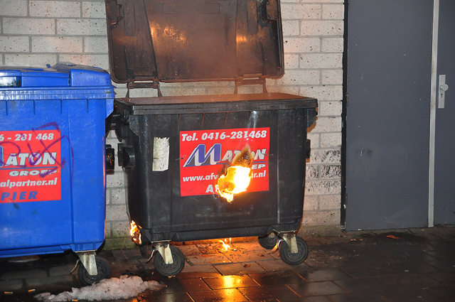 Container staat in brand tegen winkelpand aan de Prof. De Savornin Lohmanpark Waalwijk