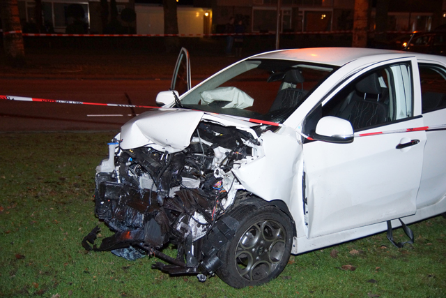 Auto’s botsen frontaal aan de Blyde Incomstelaan Waalwijk