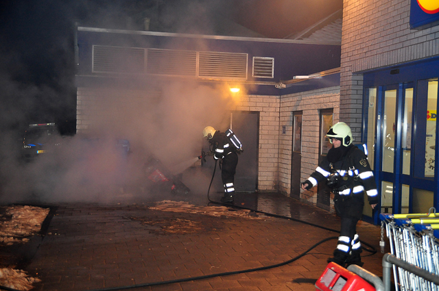 Container staat in brand tegen winkelpand aan de Prof. De Savornin Lohmanpark Waalwijk