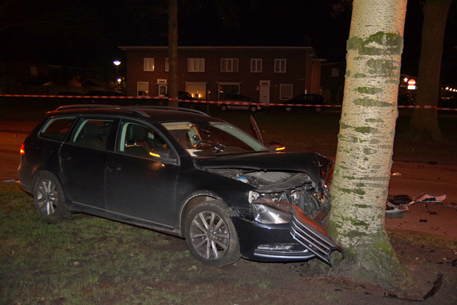 Auto’s botsen frontaal aan de Blyde Incomstelaan Waalwijk
