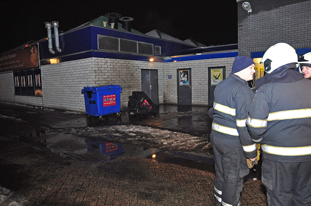 Container staat in brand tegen winkelpand aan de Prof. De Savornin Lohmanpark Waalwijk