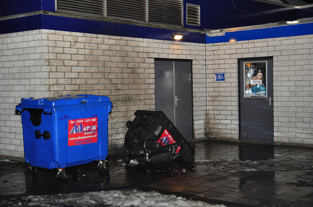 Container staat in brand tegen winkelpand aan de Prof. De Savornin Lohmanpark Waalwijk