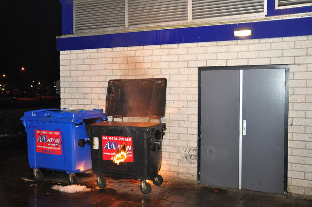 Container staat in brand tegen winkelpand aan de Prof. De Savornin Lohmanpark Waalwijk