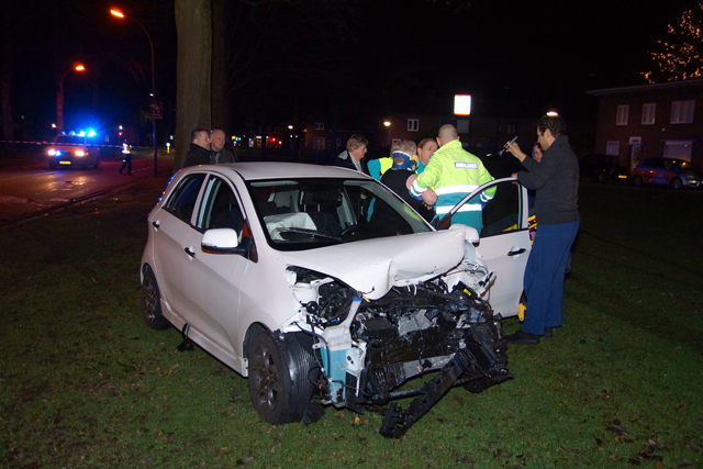 Auto’s botsen frontaal aan de Blyde Incomstelaan Waalwijk