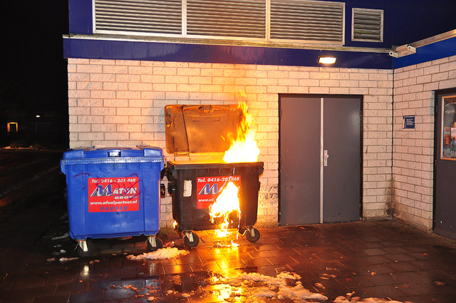 Container staat in brand tegen winkelpand aan de Prof. De Savornin Lohmanpark Waalwijk