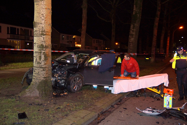 Auto’s botsen frontaal aan de Blyde Incomstelaan Waalwijk