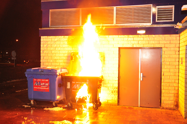 Container staat in brand tegen winkelpand aan de Prof. De Savornin Lohmanpark Waalwijk