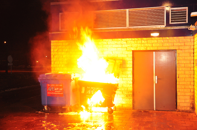 Container staat in brand tegen winkelpand aan de Prof. De Savornin Lohmanpark Waalwijk