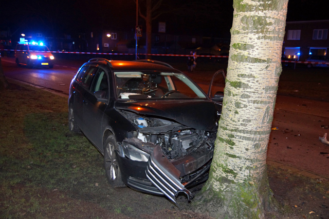 Auto’s botsen frontaal aan de Blyde Incomstelaan Waalwijk