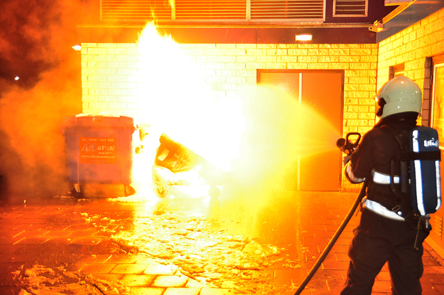 Container staat in brand tegen winkelpand aan de Prof. De Savornin Lohmanpark Waalwijk