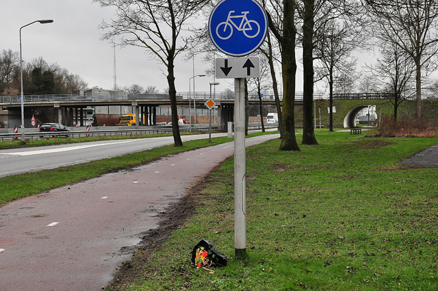 Bloemen voor 38-jarige man uit Waalwijk na dodelijk ongeval aan de Altenaweg Waalwijk