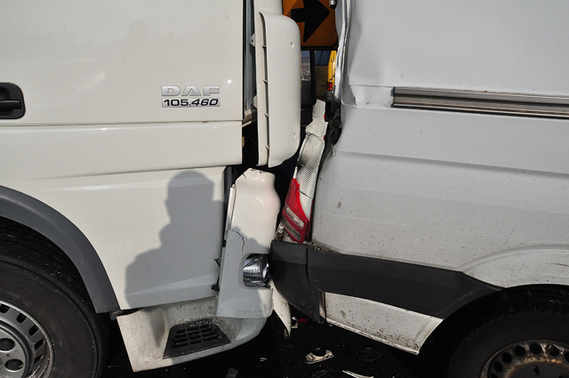 Vrachtwagen botst op bestelbus op de A59 (Maasroute) Waalwijk