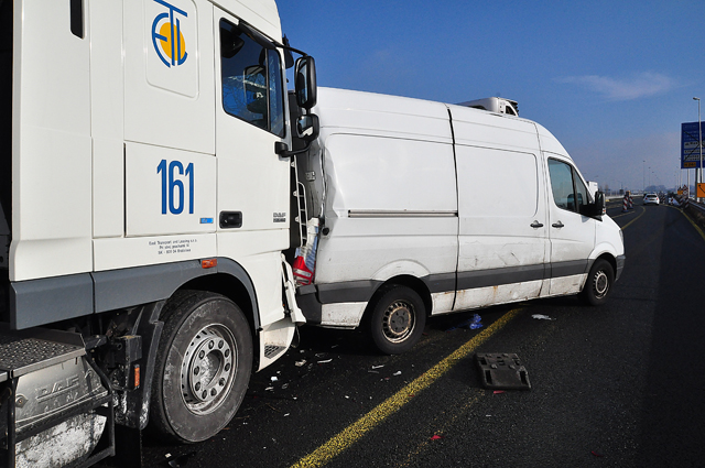 Vrachtwagen botst op bestelbus op de A59 (Maasroute) Waalwijk