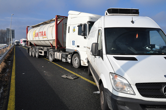Vrachtwagen botst op bestelbus op de A59 (Maasroute) Waalwijk