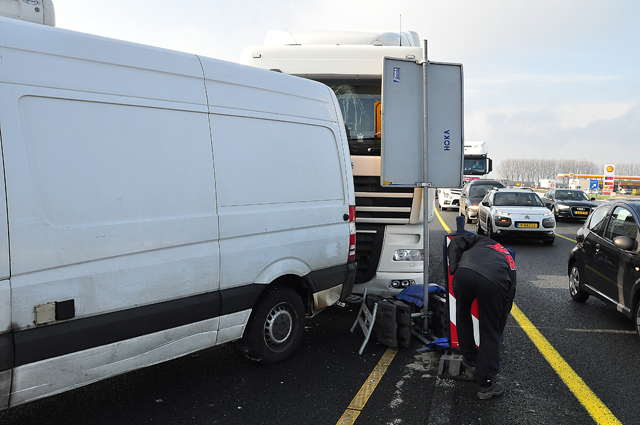Vrachtwagen botst op bestelbus op de A59 (Maasroute) Waalwijk