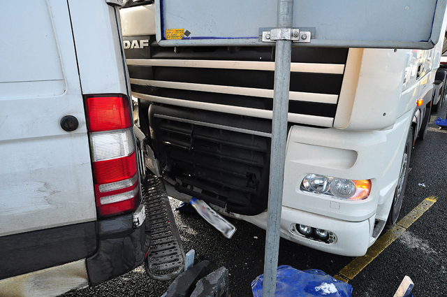 Vrachtwagen botst op bestelbus op de A59 (Maasroute) Waalwijk