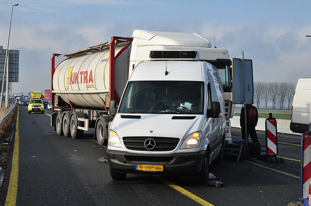 Vrachtwagen botst op bestelbus op de A59 (Maasroute) Waalwijk